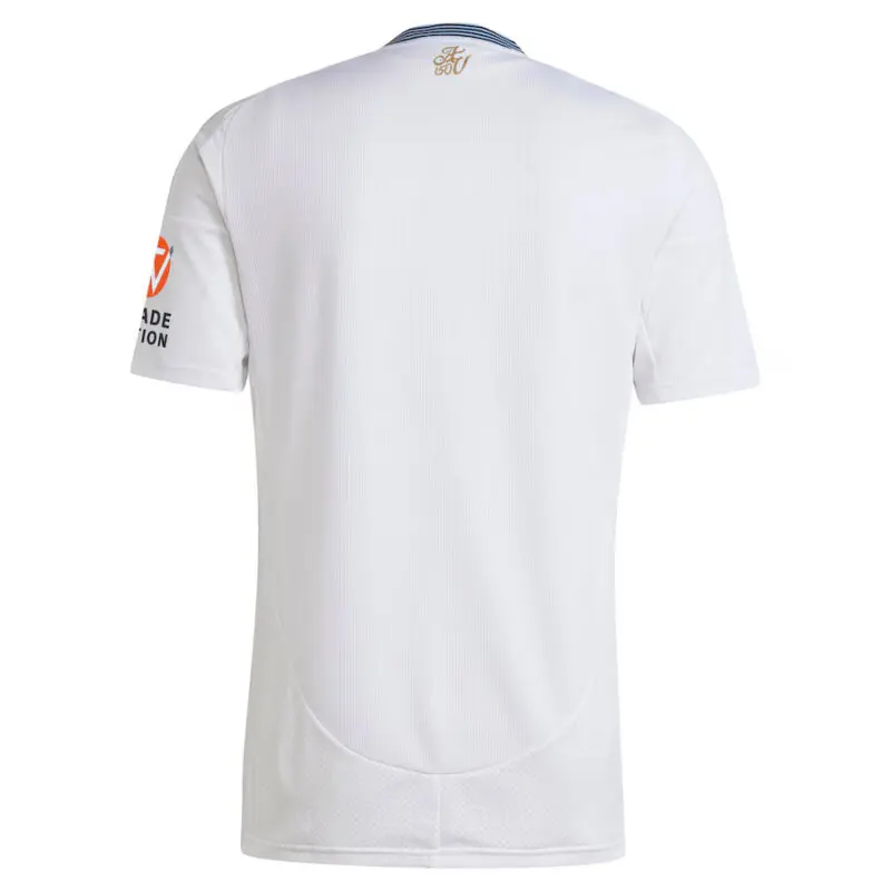 Promo Short De Football éco-conçu Adulte F100 Noir Kipsta chez Decathlon
